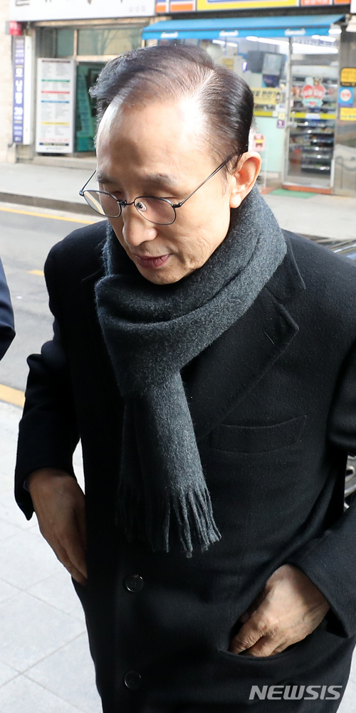 【서울=뉴시스】박주성 기자 = 다스의 실소유주 의혹을 받고 있는 이명박 전 대통령이 19일 오전 서울 강남구 대치동 자신의 사무실로 출근하고 있다. 2018.02.19. park7691@newsis.com