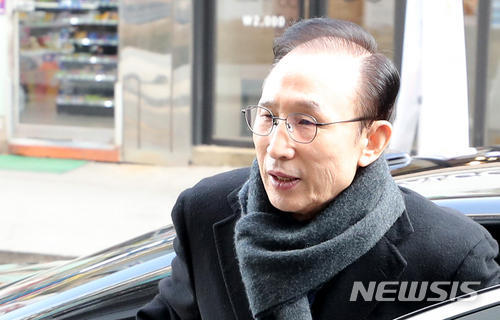 【서울=뉴시스】박주성 기자 = 다스의 실소유주 의혹을 받고 있는 이명박 전 대통령이 19일 오전 서울 강남구 대치동 자신의 사무실로 출근하고 있다. 2018.02.19. park7691@newsis.com