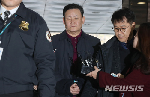 【서울=뉴시스】권현구 기자 = 이명박 전 대통령의 차명재산을 관리해온 것으로 알려진 다스 협력업체 금강의 이영배 대표가 19일 오전 서울 서초구 서울중앙지방법원에서 열린 구속 전 피의자 심문(영장실질심사)에 출석하고 있다. 2018.02.19. stoweon@newsis.com
