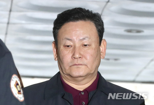【서울=뉴시스】권현구 기자 = 이명박 전 대통령의 차명재산을 관리해온 것으로 알려진 다스 협력업체 금강의 이영배 대표가 지난 2월19일 오전 서울 서초구 서울중앙지방법원에서 열린 구속 전 피의자 심문(영장실질심사)에 출석하고 있다. 2018.02.19. stoweon@newsis.com