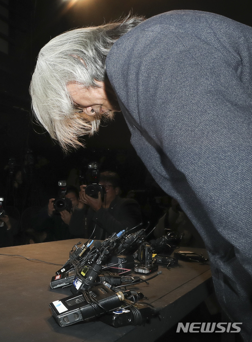 【서울=뉴시스】최진석 기자 = '성추행 논란'에 휩싸인 이윤택 전 극단 연희단거리패 예술감독이 19일 오전 서울 종로구 30스튜디오에서 성추행 관련 기자회견을 하고 있다. 한편 한국극작가협회는 이 전 감독을 회원에서 제명한다고 지난 17일 입장을 냈다. 이와 함께 한국여성연극협회가 성명을 내는 등 각종 연극 단체에서도 이 전 감독 사태에 대한 비판의 목소리를 높이고 있다. 2018.02.19.&nbsp; myjs@newsis.com