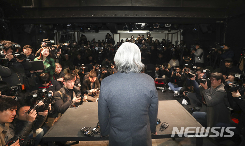 【서울=뉴시스】최진석 기자 = '성추행 논란'에 휩싸인 이윤택 전 극단 연희단거리패 예술감독이 19일 오전 서울 종로구 30스튜디오에서 성추행 관련 기자회견을 하고 있다.&nbsp; 한편 한국극작가협회는 이 전 감독을 회원에서 제명한다고 지난 17일 입장을 냈다. 이와 함께 한국여성연극협회가 성명을 내는 등 각종 연극 단체에서도 이 전 감독 사태에 대한 비판의 목소리를 높이고 있다. 2018.02.19.&nbsp; myjs@newsis.com