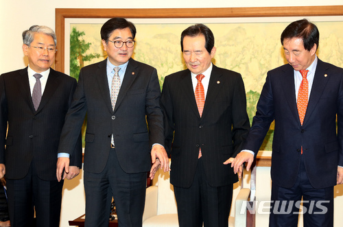 【서울=뉴시스】이종철 기자 = 19일 오전 서울 여의도 국회에서 열린 국회의장과 3당 원내대표 회동에서 정세균 국회의장, 우원식 더불어민주당 원내대표, 김성태 자유한국당 원내대표, 김동철 바른미래당 원내대표가 손을 잡고 있다. 2018.02.19. jc4321@newsis.com