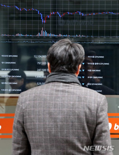 【서울=뉴시스】고범준 기자 = 올 초 서울 중구의 한 가상화폐 거래사이트 시세표를 한 시민이 바라보고 있다. 2018.02.19. bjko@newsis.com