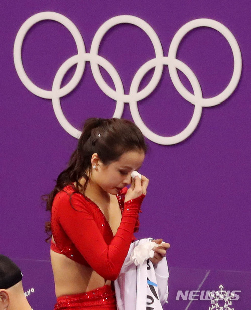 【강릉=뉴시스】추상철 기자 = 19일 오전 강원 강릉 아이스아레나에서 열린 피겨 스케이팅 아이스댄스 쇼트 댄스 경기. 알렉산더 겜린과 연기를 펼친 민유라가 시즌 최고점을 받은후 감격의 눈물을 흘리고 있다. 2018.02.19. scchoo@newsis.com