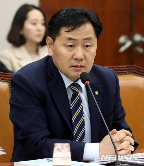 【서울=뉴시스】박영태 기자 = 19일 오후 서울 영등포구 여의도 국회에서 진행된 헌법개정 및 정치개혁 특별위원회 전체회의에서 김관영 의원이 발언을 하고 있다. 2018.02.19.since1999@newsis.com