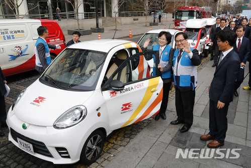 [서울=뉴시스]최동준 기자 = 과학기술정보통신부와 환경부가 지난 2018년 2월19일 서울 종로구 청계광장에서 우편물류 분야 친환경 전기차 보급, 확산을 위한 업무협약을 체결했다. 유영민 과학기술정보통신부 장관, 김은경 환경부 장관을 비롯한 참석자들이 친환경 배달장비 도로주행 체험 전 포즈를 취하고 있다. 2018.02.19. photocdj@newsis.com