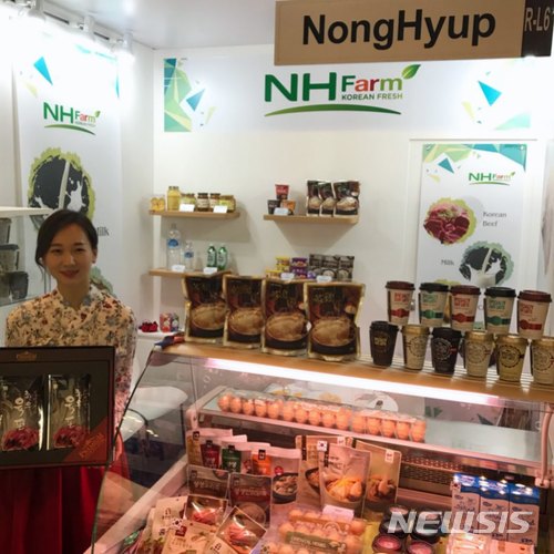 【세종=뉴시스】농협이 18일부터 22일까지 아랍에미리트(UAE)에서 열리는 2018 두바이 식품박람회(2018 Gulfood)에 참가해 육가공품과 유제품 등 국내산 축산식품 20여 품목을 홍보하고 있다.(사진=농협)
