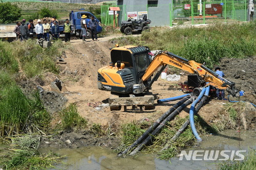 【경주=뉴시스】강진구 기자 = 경북 경주시(시장 최양식)는 지난해부터 지속된 극심한 가뭄으로 용수공급에 비상이 걸렸다고 20일 밝혔다.주요 저수지 저수율이 50% 이하로 떨어지면서 향후 농업용수뿐 아니라 생활용수 공급까지 차질이 우려되고 있다.사진은 가뭄대책현장.2018.02.20.(사진=경주시 제공)&nbsp; photo@newsis.com