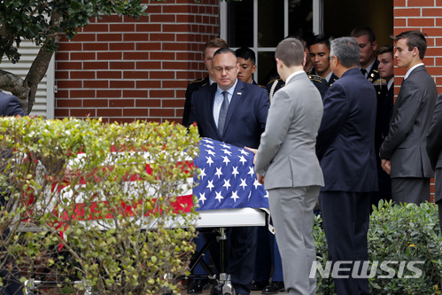 【파클랜드=AP/뉴시스】 지난 14일 학교에서 수업 중 총격범에 의해 숨진 1학년생 알라이나 페티(14)의 유해가 19일(현지시간) 코럴 스피링의 한 교회에서 장례식이 끝난 뒤 운구되고 있다.