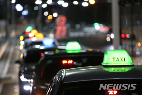 택시업계 "카카오택시 유료배차·카풀앱 연동 중단해야"