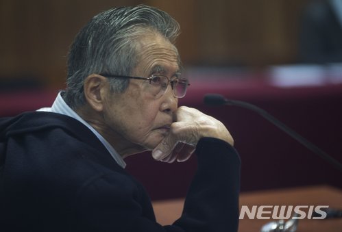 [리마=AP/뉴시스] 페루 헌법재판소가 알베르토 후지모리 전 페루 대통령(85)의 즉각적인 석방을 명령했다고 AP통신이 5일(현지시간) 보도했다. 사진은 후지모리 전 대통령이 2017년 6월28일 리마 법원에서 재판을 받는 모습. 2018.02.20