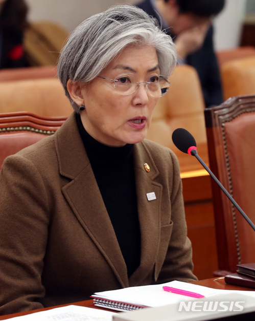 【서울=뉴시스】박영태 기자 = 20일 오전 서울 영등포구 여의도 국회에서 진행된 법제사법위원회 전체회의에서 강경화 외교부 장관이 의원 질의에 답변하고 있다. 2018.02.20.since1999@newsis.com