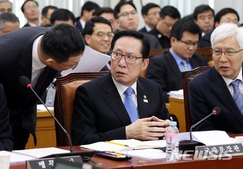 【서울=뉴시스】이종철 기자 = 20일 오전 서울 여의도 국회에서 열린 국방위원회에 출석한 송영무 국방부 장관이 답변을 숙의하고 있다. 2018.02.20. jc4321@newsis.com