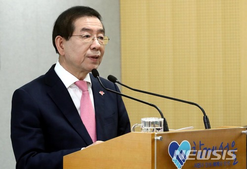 【서울=뉴시스】조성봉 기자 = 박원순 서울시장이 20일 오전 서울 중구 서울시청 브리핑룸에서 청년의 사랑에 투자하는 ‘서울애(愛)프로젝트’를 발표하고 있다.박원순 서울시장은 신혼부부용 주택 약 85,000호를 2022년까지 공급하고, 자녀양육 부담을 덜어주는 것을 골자로 한 청년대책을 발표했다. 2018.02.20.suncho21@newsis.com