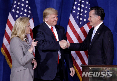 【라스베이거스=AP/뉴시스】2012년 2월 2일 도널드 트럼프가 라스베이거스에서 롬니 당시 공화당 대선 후보를 만나 악수를 하고 있다. 2018.2.20