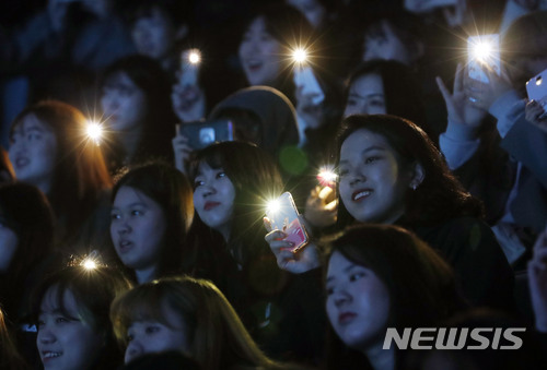 대학교 입학식 겸 환영회에서 신입생들이 휴대폰 불빛을 이용해 축하 공연을 즐기고 있다. (사진=뉴시스DB)