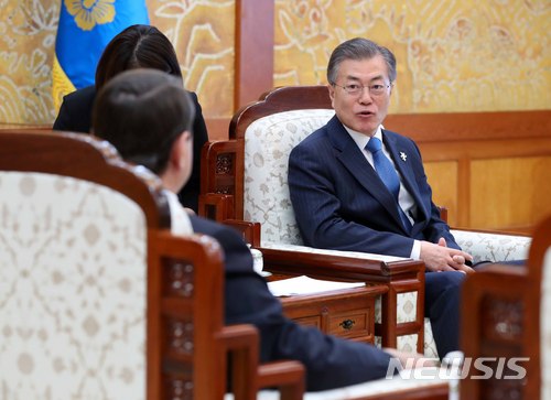 【서울=뉴시스】전신 기자 = 문재인 대통령이 20일 청와대 접견실에서 스타니슬라프 포즈드냐코프 러시아 올림픽 선수단장 등 평창동계올림픽에 참가한 러시아 선수단 대표를 접견하고 있다. 2018.02.20. photo1006@newsis.com