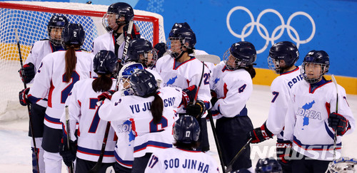 【강릉=뉴시스】추상철 기자 = 20일 오후 강원 강릉 관동 하키센터에서 열린 2018 평창 동계올림픽 순위결정전에서 남북 단일팀이 스웨덴과의 경기를 마치고 선수들이 서로 위로하며 격려하고 있다. 2018.02.20.&nbsp;&nbsp;&nbsp;&nbsp;&nbsp; scchoo@newsis.com