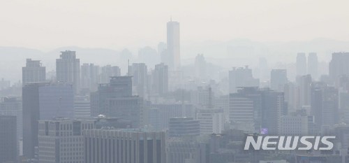 【서울=뉴시스】고범준 기자 = 대기의 건조함이 심해지고 미세먼지가 기승을 부리고 있는 20일 오후 서울 종로구 와룡공원 말바위에서 바라본 서울 도심이 뿌옇게 보이고 있다. 2018.02.20. bjko@newsis.com