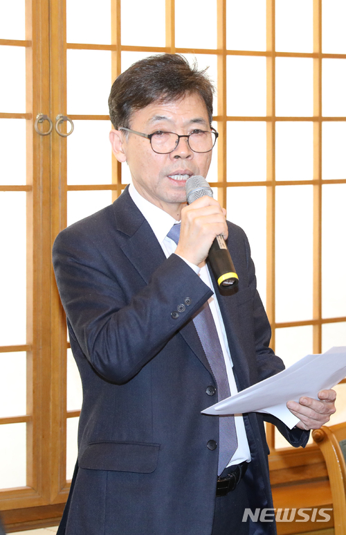 【서울=뉴시스】전진환 기자 = 홍장표 청와대 경제수석이 20일 오후 춘추관에서 기자들에게 미국의 수입규제 확대 등 보호무역주의에 대한 정부의 입장과 대응방안을 설명하고 있다. 2018.02.20.&nbsp; amin2@newsis.com 