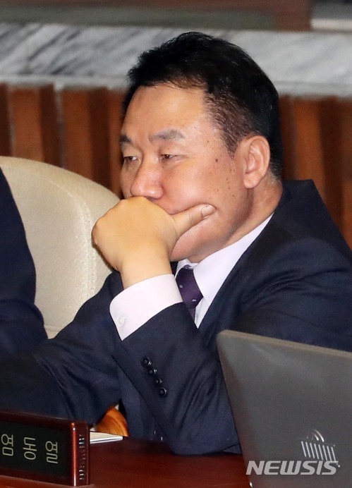 【서울=뉴시스】홍효식 기자 = 검찰이 강원랜드 채용비리 수사 외압 관련 자유한국당 염동열 의원의 의원실을 압수수색 중인 가운데 20일 오후 서울 여의도 국회 본회의장에서 열린 제356회 국회(임시회) 제8차 본회의에 참석한 염 의원이 생각에 잠겨 있다. 2018.02.20. yesphoto@newsis.com