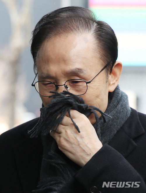 【서울=뉴시스】김진아 기자 = 이명박 전 대통령이 지난달 20일 서울 강남구 대치동 사무실에 출근하고 있다. 2018.02.20. bluesoda@newsis.com