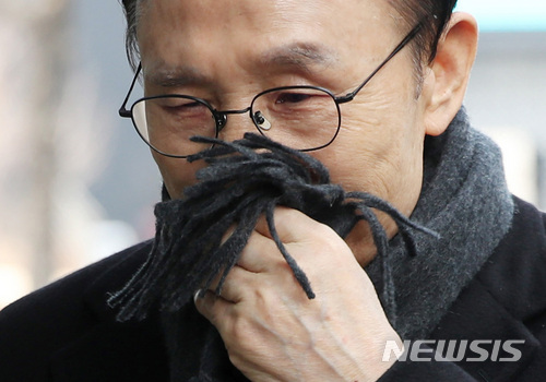 【서울=뉴시스】김진아 기자 = 이명박 전 대통령이 지난 2월20일 오후 서울 강남구 대치동 사무실에 출근하고 있다. 2018.02.20. bluesoda@newsis.com