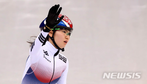 【강릉=뉴시스】추상철 기자 = 20일 오후 강원 강릉 아이스아레나에서 열린 쇼트트랙 스피드 스케이팅 여자 1000m 예선 경기. 1위로 결승선을 통과한 심석희가 손을 흔들고 있다. 2018.02.20. (Canon EOS-1D X Mark Ⅱ EF100-400 f4.5-5.6 IS Ⅱ USM ISO 5000, 셔터 1/1250, 조리개 5) scchoo@newsis.com