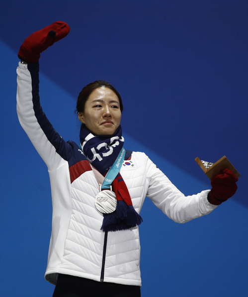 【평창=AP/뉴시스】 20일 강원도 평창 메달플라자에서 열린 2018 평창 동계 올림픽 남자 500m 스피드 스케이팅 메달 시상식에서 은메달리스트 이상화가 시상대에 올라 환호하는 관중들을 향해 손들어 인사하고 있다. 2018.002.20.