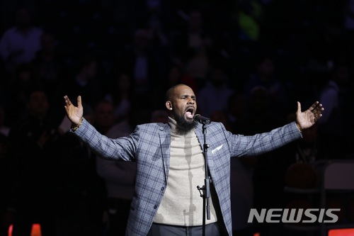 【뉴욕=AP/뉴시스】미국 팝 가수 알 켈리가 2015년 11월17일(현지시간) NBA 경기에 앞서 국가를 부르고 있다. 20218.03.28