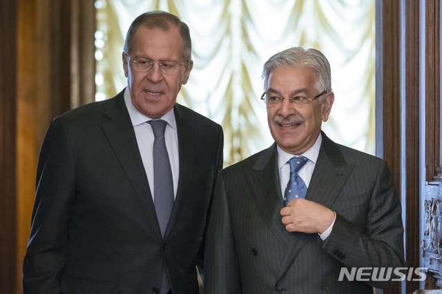 【모스크바= AP/뉴시스】 세르게이 라브로프 러시아 외무장관( 왼쪽)과 카와자 무하마드 아시프 파키스탄 외무장관이 2월 모스크바에서 회담을 갖기 위해 회의장으로 들어가고 있다. 두 나라는 최근 파키스탄 수도 이슬라마바드에서 국방장관 회담도 갖고 합동군사훈련 등 군사동맹 강화에 나섰다고 발표했다.&nbsp;&nbsp; 