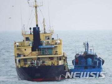 【서울=뉴시스】북한 선적의 유조선 1척이 지난 16일 낮 동중국해의 공해상에서 국적 불명의 소형 선박과 나란히 붙어 있는 모습이 확인됐다고 일본 정부가 20일 발표했다. 일 해상자위대 초계기가 포착한 북한 유조선의 해상 밀수 현장 장면. <사진 출처 : 일 방위성> 2018.2.21