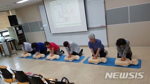 【서울=뉴시스】은평구 주민들이 심폐소생술 교육을 받고 있다.2018.02.21(제공=은평구)
