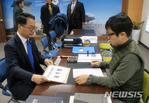 【수원=뉴시스】이종일 기자 = 송주명(왼쪽) 한신대학교 교수가 21일 경기도선거관리위원회에서 경기도교육감 예비후보 등록 신청서를 제출하고 있다. 2018.02.21. (사진 = 송주명 교수 측 제공)photo@newsis.com