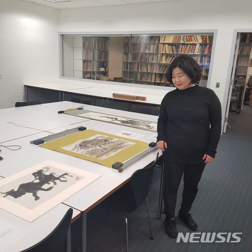 【대전=뉴시스】조명휘 기자 = 대전 이응노미술관은 이달 초 뉴욕현대미술관 방문을 통해 현대미술의 거장 고암(顧菴) 이응노 화백(1904∼1989)의 작품 3점을 확인했다고 21일 밝혔다. 사진은 이지호 관장이 이화백의 작품을 확인하는 모습. 2018.02.21. (사진= 대전시 제공) photo@newsis.com