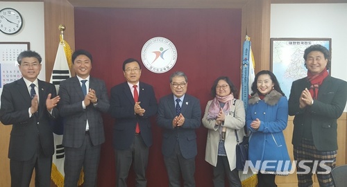  【하남=뉴시스】문영일 기자 = 자유한국당 이현재 의원(경기 하남, 왼쪽 세번째))은 21일 이재정 경기교육감(오른쪽 네번째)을 만나 하남시의 교육여건 개선을 위해 교육청 신설 등을 강력히 요청했다고 밝혔다. 2018.02.21. (사진=이현재 의원실 제공) photo@newsis.com