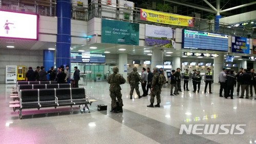 【청주=뉴시스】임장규 기자 = 21일 오후 7시 34분께 "청주국제공항을 폭파하겠다"는 협박 전화가 112로 걸려와 관계 당국이 수색 작업을 하고 있다.2018.02.21. imgiza@newsis.com