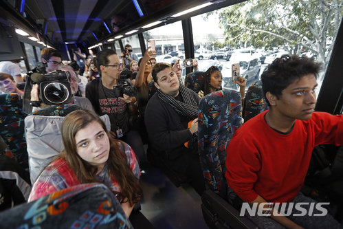 【파크랜드=AP/뉴시스】총기난사 사건으로 17명의 동료 학생과 교사들을 잃은 미국 플로리다주 마저리 스톤맨 더글러스 고등학교의 학생들이 20일(현지시간) 주도 탤러해시로 가기 위해 파크랜드에서 버스에 탑승해 2016년 올랜도 나이트클럽 총기난사 사건 생존자의 증언을 듣고 있다. 학생들은 21일 탤러해시에서 현지 고등학생들과 함께 주의사당 앞에서 총기규제를 촉구하는 시위를 벌인다. 2018.2.20