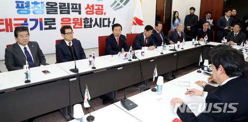 【서울=뉴시스】박영태 기자 = 21일 서울 영등포구 여의도 국회에서 진행된 자유한국당 원내전략 수립을 위한 중진의원-상임위원장 연석회의에서 김성태 원내대표가 모두발언을 하고 있다. 2018.02.21.since1999@newsis.com