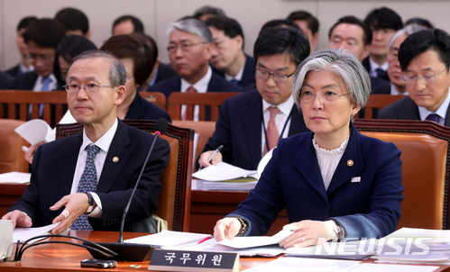 【서울=뉴시스】박영태 기자 = 21일 서울 영등포구 여의도 국회에서 진행된 외교통일위원회 전체회의에 강경화(오른쪽) 외교부 장관과 임성남 1차관이 참석해 앉아 있다. 2018.02.21.since1999@newsis.com