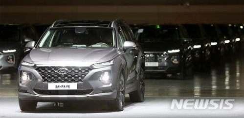 【고양=뉴시스】고범준 기자 = 21일 오전 경기도 고양시 일산서구 킨텍스 제2전시장에서 열린 현대자동차 신형 싼타페 보도발표회에서 신차가 공개되고 있다. 새롭게 선보이는 4세대 신형 싼타페는 캄테크(Calm-Tech) 트렌드를 적극 반영 고객의 편의를 최우선으로 고려해 완성된 인간 중심의 신개념 중형 SUV이다. 신형 싼타페는 디젤 2.0, 디젤 2.2, 가솔린 2.0 터보 등 세 가지 모델로 선보이며 디젤 2.0 모델은 모던, 프리미엄, 익스클루시브, 익스클루시브 스페셜, 프레스티지, 디젤 2.2 모델은 익스클루시브, 프레스티지, 가솔린 2.0 터보 모델은 프리미엄, 익스클루시브 스페셜 트림으로 각각 운영된다. 2018.02.21. bjko@newsis.com