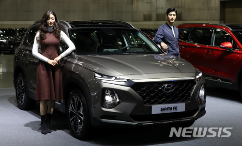 【고양=뉴시스】고범준 기자 = 21일 오전 경기도 고양시 일산서구 킨텍스 제2전시장에서 열린 현대자동차 신형 싼타페 보도발표회에서 모델들이 신차 앞에서 포즈를 취하고 있다. 새롭게 선보이는 4세대 신형 싼타페는 캄테크(Calm-Tech) 트렌드를 적극 반영 고객의 편의를 최우선으로 고려해 완성된 인간 중심의 신개념 중형 SUV이다. 신형 싼타페는 디젤 2.0, 디젤 2.2, 가솔린 2.0 터보 등 세 가지 모델로 선보이며 디젤 2.0 모델은 모던, 프리미엄, 익스클루시브, 익스클루시브 스페셜, 프레스티지, 디젤 2.2 모델은 익스클루시브, 프레스티지, 가솔린 2.0 터보 모델은 프리미엄, 익스클루시브 스페셜 트림으로 각각 운영된다. 2018.02.21. bjko@newsis.com