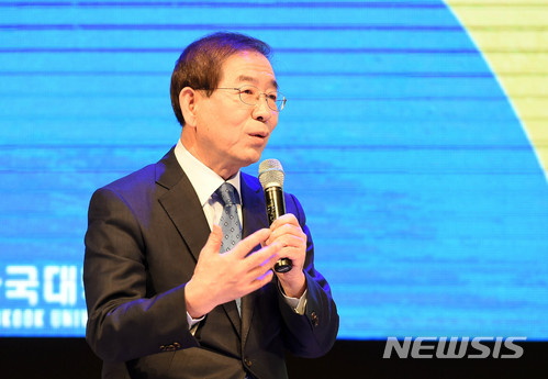 【용인=뉴시스】이정선 기자 = 박원순 서울시장이 21일 오전 경기 용인 단국대학교 죽전캠퍼스에서 열린 2018학년도 신입생 입학식에서 장호성 총장과 함께 ‘장호성, 박원순의 청춘에게 말하다’ 토크콘서트를 진행하고 있다. 2018.02.21. ppljs@newsis.com