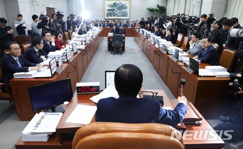 【서울=뉴시스】홍효식 기자 = 자유한국당 원내대표인 김성태 국회 운영위원장이 21일 오전 서울 여의도 국회 운영위원회 회의실에서 열린 전체회의에 참석해 의사봉을 두드리며 안건을 상정하고 있다. 2018.02.21.  yesphoto@newsis.com