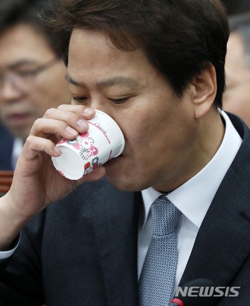 【서울=뉴시스】홍효식 기자 = 임종석 대통령비서실장이 21일 오전 서울 여의도 국회 운영위원회 회의실에서 열린 전체회의에 참석해 물을 마시고 있다. 2018.02.21. yesphoto@newsis.com