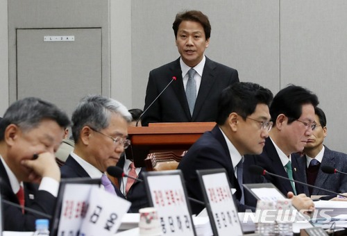 【서울=뉴시스】홍효식 기자 = 임종석 대통령비서실장이 21일 오전 서울 여의도 국회 운영위원회 회의실에서 열린 전체회의에 참석해 업무보고를 하고 있다. 아래는 자유한국당 의원들의 노트북에 강원랜드 채용비리 관련 '과잉·보복수사 중단하라'는 문구가 부착되어 있다. 2018.02.21.&nbsp; yesphoto@newsis.com