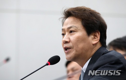 【서울=뉴시스】홍효식 기자 = 임종석 대통령비서실장이 21일 오전 서울 여의도 국회 운영위원회 회의실에서 열린 전체회의에 참석해 의원들의 질의에 답하고 있다. 2018.02.21.  yesphoto@newsis.com