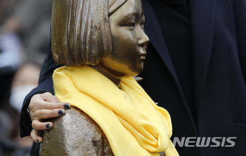 【서울=뉴시스】최동준 기자 =서울 종로구 일본대사관 앞에 설치된 소녀상. 2018.02.21. photocdj@newsis.com