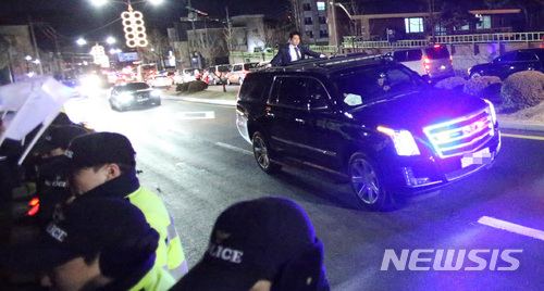 【강릉=뉴시스】 김경목 기자 = 미국 백악관 비밀경호국(SS) 경호팀이 오는 25일 열릴 2018평창동계올림픽대회 폐회식에 참석할 이방카 트럼프 백악관 선임고문의 경호를 위해 최근 강릉에 도착했다.&nbsp; 사진은 평창올림픽 경호안전통제단(단장 주영훈 청와대경호처장)이 지난 10일 밤 강릉 관동하키센터에서 열린 남북 단일팀과 스위스와의 여자 아이스하키 B조 예선 첫 경기 관람을 온 문재인 대통령과 북한 김여정 노동당 중앙위원회 제1부부장 등 고위급 대표단을 경호하며 이동하는 모습. 2018.02.21.&nbsp;&nbsp; photo31@newsis.com